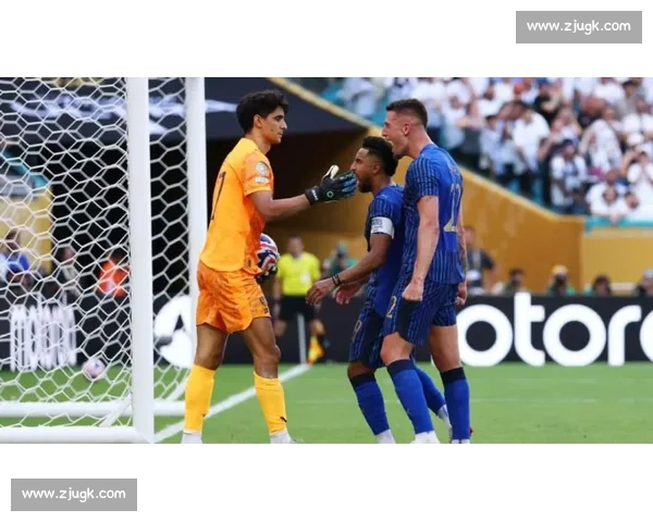 荒诞！世俱杯中断两小时，球员骑单车热身引球迷质疑：世界杯要变健身房？