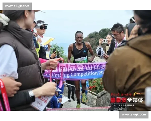 第 39 届泰山国际登山赛鸣枪 万余名选手竞速玉皇顶